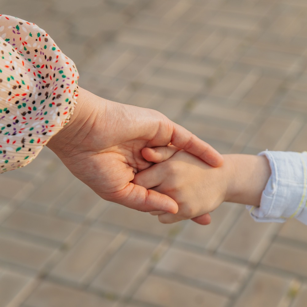 71909592 kräutertee-auswahl-in-chinesischen-kräutermedizin-in-holzlöffel-porzellanschalen-und-lose-mit-sieb